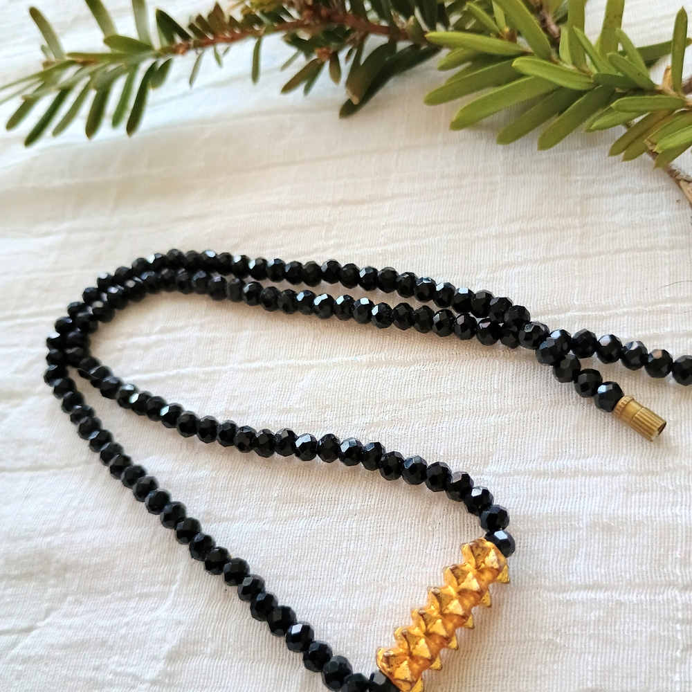 🎩 WHIMSY GOTH 🎩 VTG artisan crafted Indian Goddess black crystal necklace